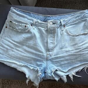 Levi's light wash denim shorts #denimshorts